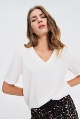 T-shirt z dekoltem w serek biały. Białe t-shirty MOODO, l, bez wzorów, z bawełny, bez kołnierzyka, bez ramiączek. Za 39.99 zł.
