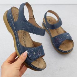 Sandały damskie na rzepy granatowe eVento 8988. Sandały eVento, bez wzorów, ze skóry ekologicznej, bez obcasa, bez zapięcia. Za 119.99 zł.