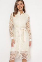 Jasnobeżowa Koszulowa Rozkloszowana Sukienka Midi z Paskiem i Ozdobną Koronką oraz Guzikami Casuva. Brązowe sukienki Born2be, na imprezę, s, bez wzorów, z bawełny, eleganckie, bez kołnierzyka, bez ramiączek, midi, koszulowe. Za 54.99 zł.