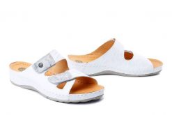 DR. BRINKMANN 700517-03 weiss, klapki profilaktyczne damskie. Białe klapki Dr. Brinkmann, bez wzorów, ze skóry, bez obcasa. Za 244.93 zł.