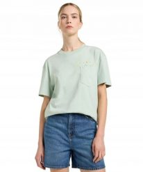 DAMSKA KOSZULKA LEE EMBROIDERY POCKET TEE SOFT SAGE 112363833. Bluzki Lee, m, bez wzorów, bez kołnierzyka, bez ramiączek. Za 79.99 zł.