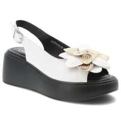 Sandały damskie Filippo, cholewka ze skóry naturalnej ozdobna aplikacja kwiatowa grubsza platformowa podeszwa, białe, DS7578/26. Białe sandały Filippo, z aplikacjami, ze skóry, eleganckie, bez obcasa, na koturnie, bez zapięcia. Za 199.00 zł.