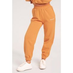 Spodnie fitness damskie Gym Glamour dresowe. Brązowe spodnie dresowe GYM GLAMOUR, s, bez wzorów, z dresówki, na fitness i siłownię. Za 189.99 zł.