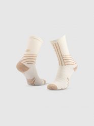 4F Skarpetki trekkingowe długie damskie - beżowe 39-42. Brązowe skarpety 4f, bez wzorów, z wełny. Za 49.99 zł.