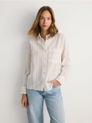 Koszula oversize z bawełną - beżowy. Brązowe koszule Reserved, l, bez wzorów, z bawełny, bez kołnierzyka, bez ramiączek. W wyprzedaży za 49.99 zł.