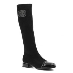 Czarne Kozaki Do Kolan Artiker Eleganckie Obuwie Damskie. Czarne kozaki Artiker, z lakierowanej skóry, bez obcasa, na obcasie, bez zapięcia. Za 299.00 zł.