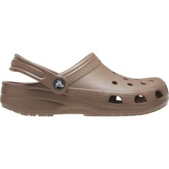 Klapki dla dorosłych Crocs Classic. Brązowe klapki Crocs, bez wzorów, bez obcasa. Za 224.96 zł.