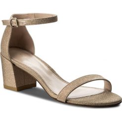 Sandały STUART WEITZMAN - Simple XL92900 Mid Gold Glitterati. Żółte sandały Stuart Weitzman, bez wzorów, z materiału, bez obcasa, na obcasie, bez zapięcia. W wyprzedaży za 1,119.00 zł.
