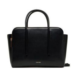 Torebka Calvin Klein. Czarne torebki klasyczne Calvin Klein, bez wzorów, bez dodatków. Za 1,399.00 zł.