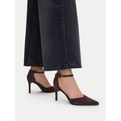 Szpilki DeeZee. Brązowe szpilki DeeZee, bez wzorów, bez obcasa, na szpilce, bez zapięcia. Za 129.99 zł.