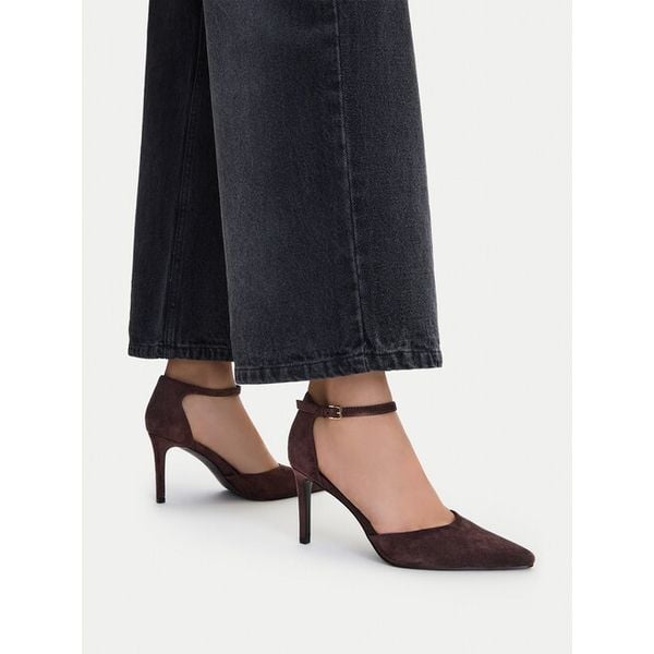 Szpilki DeeZee. Brązowe szpilki DeeZee, bez wzorów, bez obcasa, na szpilce, bez zapięcia. Za 129.99 zł.