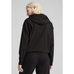 Damska wygodna prążkowana bluza z kapturem ESS ELEVATED PUMA Black. Czarne bluzy Puma, l, bez wzorów, prążkowane, z kapturem. W wyprzedaży za 114.00 zł.