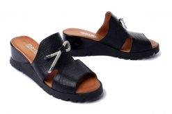 ARTIKER RELAKS 52C0514 czarny, klapki damskie. Czarne klapki Artiker Relaks, bez wzorów, ze skóry, bez obcasa, na koturnie. Za 139.93 zł.