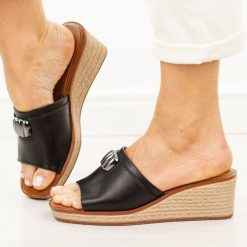 Czarne klapki damskie na koturnie Sergio Leone Kl325. Czarne klapki Sergio Leone, z aplikacjami, z jeansu, bez obcasa, na koturnie. Za 179.00 zł.