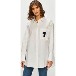 Tommy Jeans - Koszula. Białe koszule Tommy Jeans, s, z aplikacjami, z bawełny, klasyczne, bez kołnierzyka, bez ramiączek. W wyprzedaży za 319.90 zł.