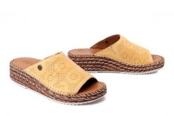 MANITU 900185-06 gelb, klapki damskie. Żółte klapki Manitu, bez wzorów, ze skóry, bez obcasa. Za 229.42 zł.