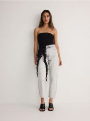Jeansy mom fit - jasnoszary. Szare jeansy Reserved, bez wzorów. W wyprzedaży za 79.99 zł.