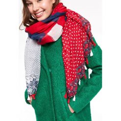 CIENKI SZALIK W GROCHY. Czerwone szaliki TOP SECRET, na jesień, bez wzorów, z tkaniny, eleganckie. W wyprzedaży za 19.99 zł.