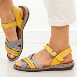 Żółto niebieskie skórzane sandały damskie T.Sokolski 910. Żółte sandały Sokolski, bez wzorów, z jeansu, bez obcasa, na płaskiej podeszwie, bez zapięcia. Za 239.00 zł.