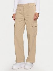 Guess Jeans Spodnie cargo W4YB61 WGCV1 Beżowy Relaxed Fit. Brązowe spodnie materiałowe Guess Jeans, z aplikacjami, z bawełny. Za 209.99 zł.