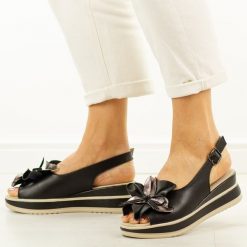Czarne skórzane sandały damskie na koturnie Filippo Ds7045/26. Czarne sandały Filippo, bez wzorów, z jeansu, boho, bez obcasa, na koturnie, bez zapięcia. Za 219.00 zł.