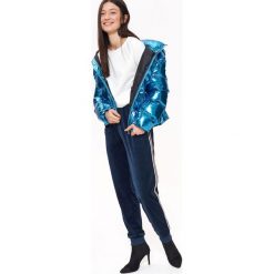 WELUROWE SPODNIE SPORTOWE TYPU JOGGER, Z LAMPASAMI. Spodnie dresowe marki TOP SECRET. W wyprzedaży za 39.99 zł.