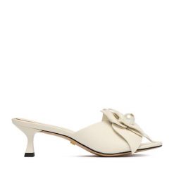 Klapki GINO ROSSI. Białe klapki Gino Rossi, bez wzorów, bez obcasa. Za 379.99 zł.