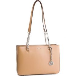 Torebka DKNY - Bryant R84A3915 Latte 263. Brązowe torebki klasyczne DKNY, z aplikacjami, ze skóry, zdobione, bez dodatków. W wyprzedaży za 579.00 zł.