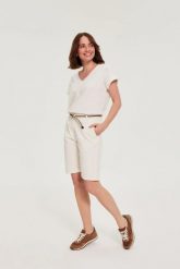 Bawełniane szorty białe. Białe szorty MOODO, bez wzorów, z bawełny. Za 109.99 zł.