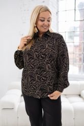Elegancka czarna koszula Violet we wzór listków PLUS SIZE XXL. Czarne koszule Nasi partnerzy, plus size, bez wzorów, z materiału, biznesowe, bez kołnierzyka, plus size, bez ramiączek. Za 199.90 zł.