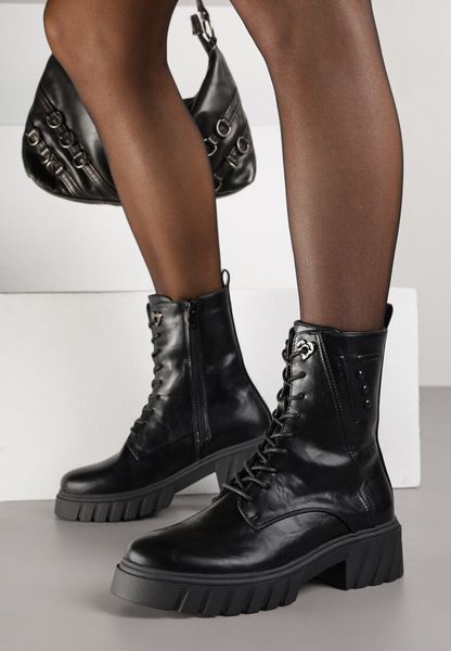 Czarne Rockowe Botki Workery Zdobione Nitami Eratila. Czarne botki Renee, z aplikacjami, z jeansu, bez obcasa, na płaskiej podeszwie, bez zapięcia. Za 149.99 zł.