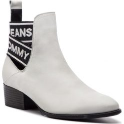 Botki TOMMY JEANS - Pop Webbing Chelsea Boot EN0EN00433 White 100. Białe botki Tommy Jeans, bez wzorów, z jeansu, bez obcasa, na obcasie, bez zapięcia. W wyprzedaży za 359.00 zł.