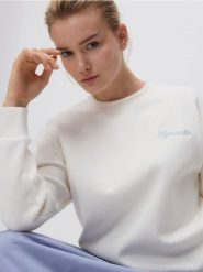 Bluza z haftem - złamana biel. Bluzy Reserved, l, bez wzorów, z bawełny, bez kaptura. W wyprzedaży za 39.99 zł.