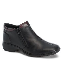 Botki Rieker. Czarne botki Rieker, bez wzorów, bez obcasa, na płaskiej podeszwie, bez zapięcia. Za 349.99 zł.
