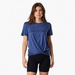 Koszulka treningowa damska Swedemount Core Wrap Soft Tee szybkoschnąca. Niebieskie bluzki SWEDEMOUNT, bez wzorów, sportowe, bez kołnierzyka, bez ramiączek. W wyprzedaży za 57.00 zł.