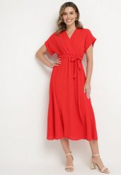 Czerwona Sukienka o Rozkloszowanym Kroju z Wiązanym Paskiem Sepelina. Czerwone sukienki Born2be, na co dzień, na lato, s, bez wzorów, eleganckie, bez kołnierzyka, bez ramiączek, maxi, kopertowe. Za 64.99 zł.