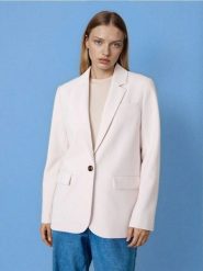 Klasyczna gładka jednorzędowa marynarka z domieszką wiskozy - kremowy. Białe marynarki i żakiety Sinsay, l, bez wzorów, z wiskozy, klasyczne. Za 79.99 zł.