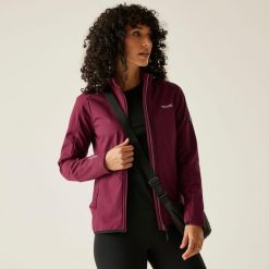 Kurtka damska softshell wodoodporny Moutdale. Czerwone kurtki sportowe Regatta, bez wzorów, z materiału, bez kaptura, trekkingowe. Za 399.99 zł.
