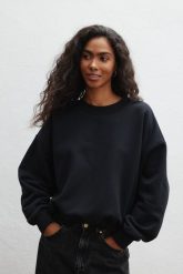 Bluza damska typu oversize w kolorze TOTALLY BLACK - PINEY. Czarne bluzy sportowe Marsala, uniwersalny, bez wzorów, z bawełny, bez kaptura. Za 259.90 zł.
