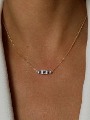 Les Petites Précieuses Pozłacany naszyjnik z cyrkoniami - dł. 40 cm rozmiar: onesize. Niebieskie naszyjniki Les Petites Précieuses, z cyrkonią, pozłacane. Za 127.05 zł.