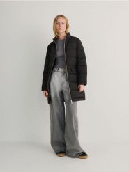 Pikowany płaszcz light padded - czarny. Czarne płaszcze Reserved, l, bez wzorów, z tkaniny, bez kaptura. W wyprzedaży za 39.99 zł.