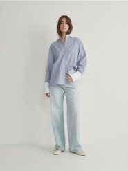 Koszula z szerokimi mankietami - jasnoniebieski. Niebieskie koszule Reserved, l, bez wzorów, z bawełny, bez kołnierzyka, bez ramiączek. W wyprzedaży za 35.99 zł.