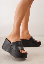 Czarne Klapki w Stylu Casual na Platformie z Koturnem Penoris. Czarne klapki Born2be, bez wzorów, z jeansu, bez obcasa, na koturnie. Za 119.99 zł.
