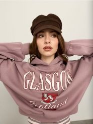 Bluza hoodie z motywem akademickim - fioletowy. Fioletowe bluzy Sinsay, l, bez wzorów, bez kaptura. Za 49.99 zł.