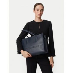 Torebka Coccinelle. Niebieskie shopper Coccinelle, bez wzorów, bez dodatków. Za 1,449.00 zł.