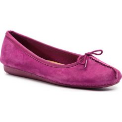 Baleriny CLARKS - Freckle Ice 261416594 Raspberry Nubuck. Fioletowe baleriny Clarks, bez wzorów, z materiału, bez obcasa. W wyprzedaży za 169.00 zł.
