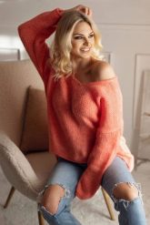 Luźny sweter z dekoltem w serek wełniany pomarańczowy. Brązowe swetry PeeKaBoo, uniwersalny, bez wzorów, z wełny, bez ramiączek. Za 229.00 zł.
