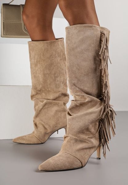 Ciemnobeżowe Kozaki z Imitacji Zamszu na Szpilce z Marszczoną Cholewką z Frędzlami Linotris. Brązowe kozaki Renee, z jeansu, bez obcasa, na obcasie, bez zapięcia. Za 199.99 zł.