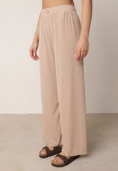 Beżowe Spodnie z Wysokim Stanem i Szerokimi Nogawkami Zdobione Guzikiem Kelesh. Brązowe spodnie materiałowe Born2be, do pracy, l, z aplikacjami, z jeansu, z podwyższonym stanem, plus size, długie. Za 49.99 zł.