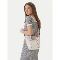 Torebka Guess. Brązowe torebki klasyczne Guess, z aplikacjami, bez dodatków. Za 569.99 zł.